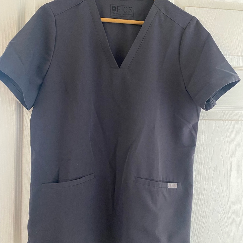 Figs Charcoal Casma Scrub Top